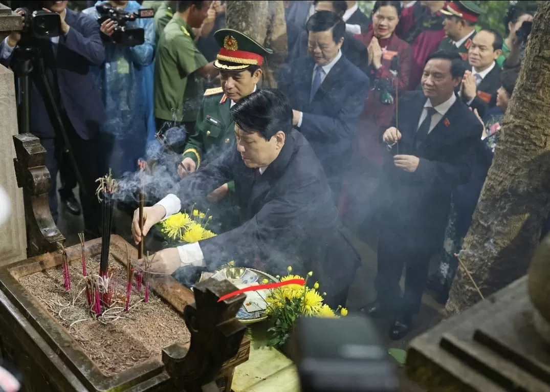 undefined Chủ tịch nước Lương Cường dâng hương Giỗ Tổ Hùng Vương năm 2025