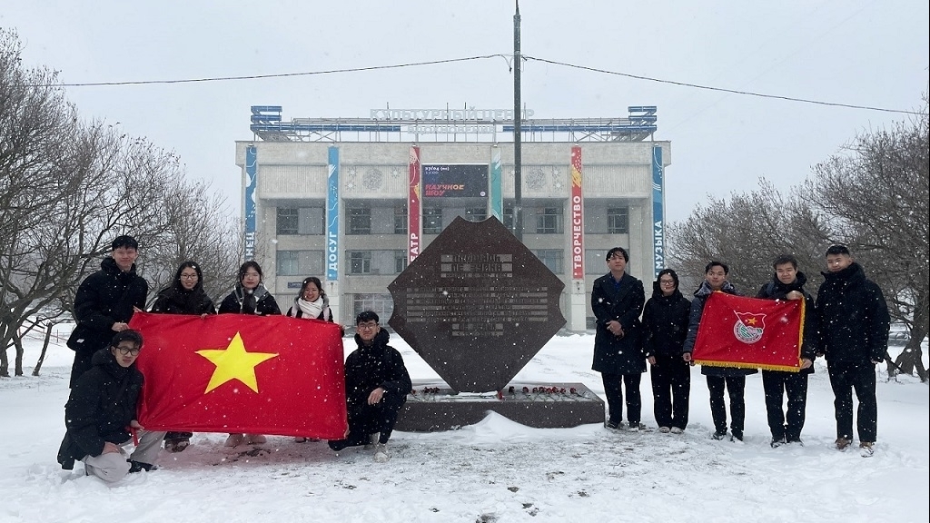 Tiếp lửa cách mạng: Thế hệ trẻ Việt Nam tại Nga dâng hoa tưởng nhớ cố Tổng Bí thư Lê Duẩn