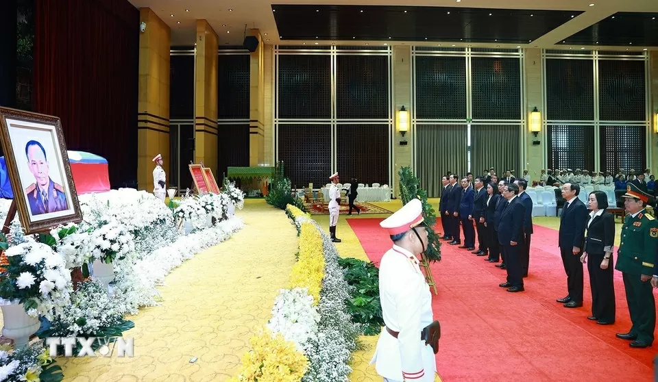 Thủ tướng Phạm Minh Chính viếng nguyên Chủ tịch Đảng NDCM Lào, nguyên Chủ tịch nước Lào Khamtay Siphandone