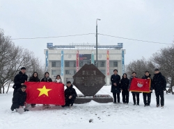 Tiếp lửa cách mạng: Thế hệ trẻ Việt Nam tại Nga dâng hoa tưởng nhớ cố Tổng Bí thư Lê Duẩn