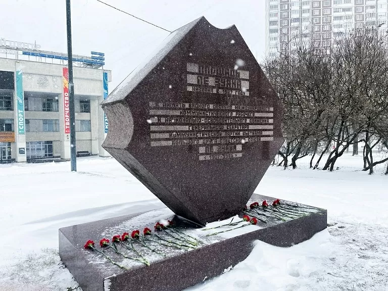 “Tiếp lửa cách mạng: Thế hệ trẻ Việt Nam tại Nga dâng hoa tưởng nhớ cố Tổng Bí thư Lê Duẩn “Tiếp lửa cách mạng: Thế hệ trẻ Việt Nam tại Nga dâng hoa tưởng nhớ cố Tổng Bí thư Lê Duẩn