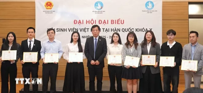 Đại sứ Vũ Hồ trao tặng giấy khen của Đại sứ quán Việt Nam tại Hàn Quốc cho đại diện các chi hội sinh viên Việt Nam có thành tích tiêu biểu trong các hoạt động của VSAK nhiệm kỳ khóa IX. (Ảnh: Đức Thắng/TTXVN) Đại sứ Vũ Hồ trao tặng giấy khen của Đại sứ quán Việt Nam tại Hàn Quốc cho đại diện các chi hội sinh viên Việt Nam có thành tích tiêu biểu trong các hoạt động của VSAK nhiệm kỳ khóa IX. (Ảnh: Đức Thắng/TTXVN)