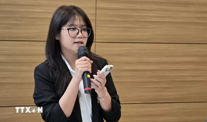 Chị Trần Lê Minh Thư - Sinh viên Đại học Khoa học và Công nghệ Quốc gia Seoul (SeoulTech) phát biểu tham luận tại Đại hội. (Ảnh: Đức Thắng/TTXVN) Chị Trần Lê Minh Thư - Sinh viên Đại học Khoa học và Công nghệ Quốc gia Seoul (SeoulTech) phát biểu tham luận tại Đại hội. (Ảnh: Đức Thắng/TTXVN)