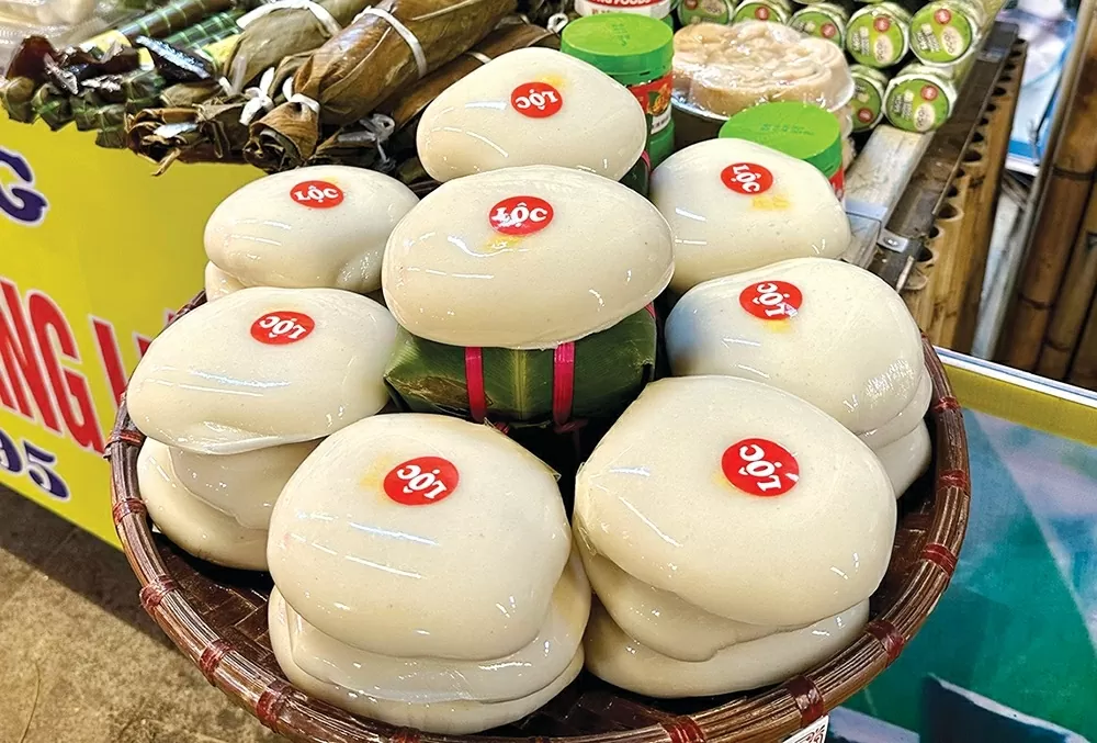 Bánh giầy trắng dẻo, thơm ngon trở thành món quà Đất Tổ được nhiều du khách lựa chọn khi đến Khu Di tích lịch sử Đền Hùng. (Nguồn: Báo Phú Thọ)