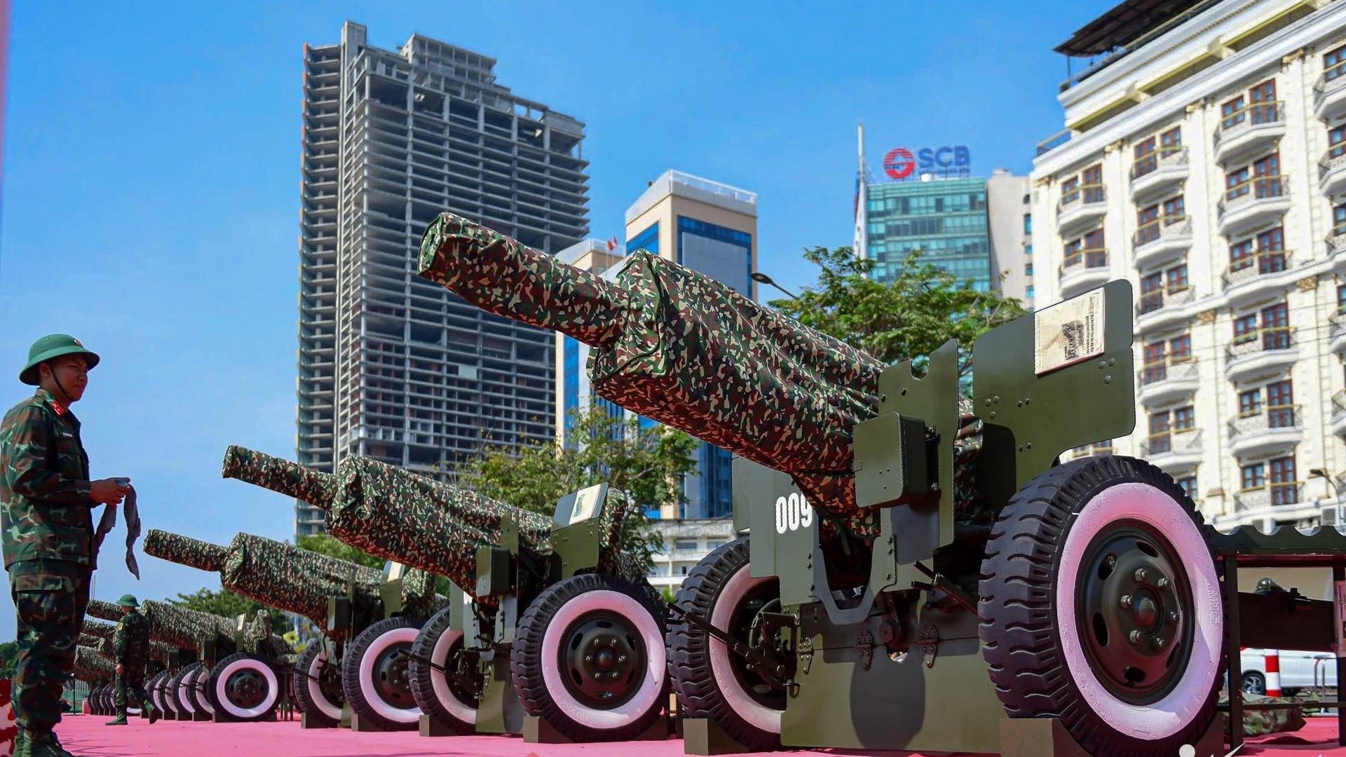 Ngắm dàn đại bác sẵn sàng đón đại lễ 50 năm Ngày Thống nhất đất nước tại bến Bạch Đằng