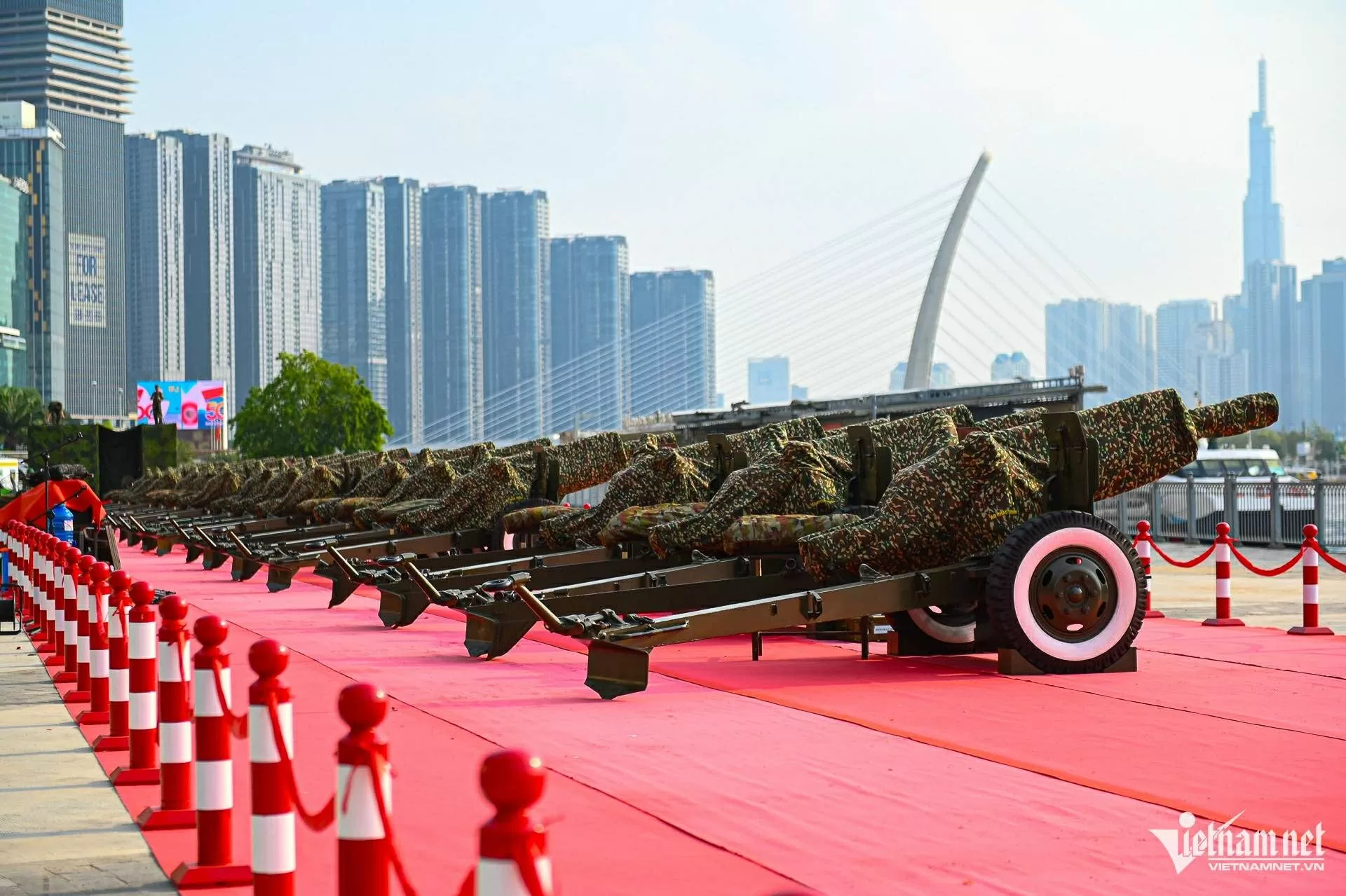 Dàn đại bác sẵn sàng đón đại lễ 30/4 tại bến Bạch Đằng Ngắm dàn đại bác sẵn sàng đón đại lễ 50 năm Ngày Thống nhất đất nước tại bến Bạch Đằng