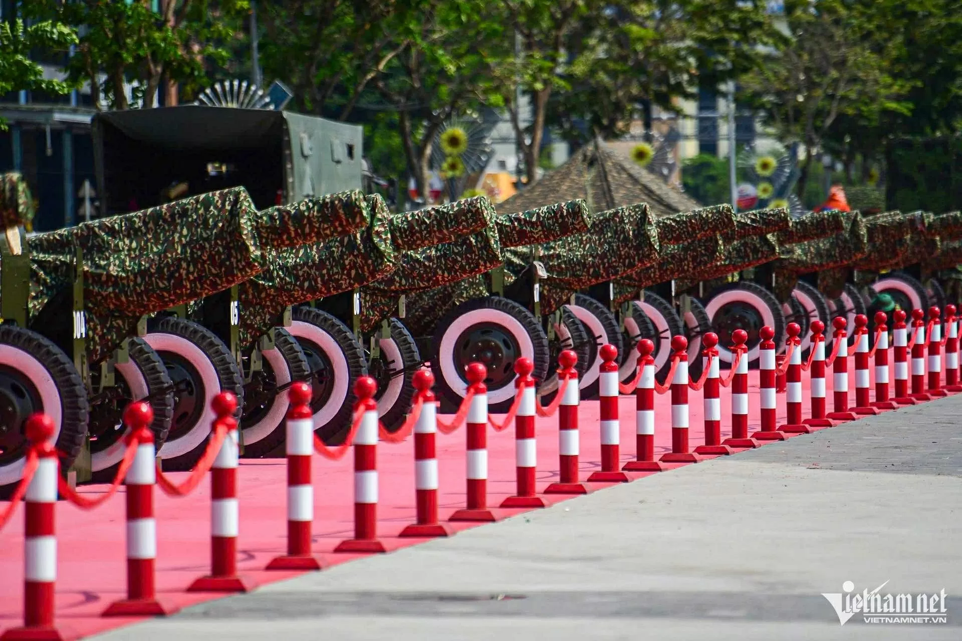 Dàn đại bác sẵn sàng đón đại lễ 30/4 tại bến Bạch Đằng Ngắm dàn đại bác sẵn sàng đón đại lễ 50 năm Ngày Thống nhất đất nước tại bến Bạch Đằng