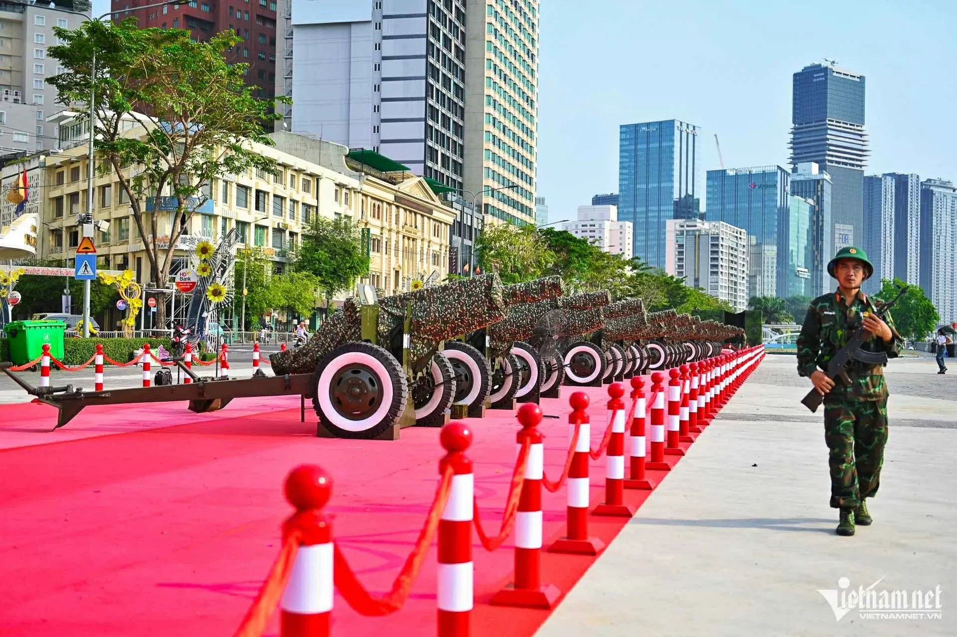 Dàn đại bác sẵn sàng đón đại lễ 30/4 tại bến Bạch Đằng Ngắm dàn đại bác sẵn sàng đón đại lễ 50 năm Ngày Thống nhất đất nước tại bến Bạch Đằng