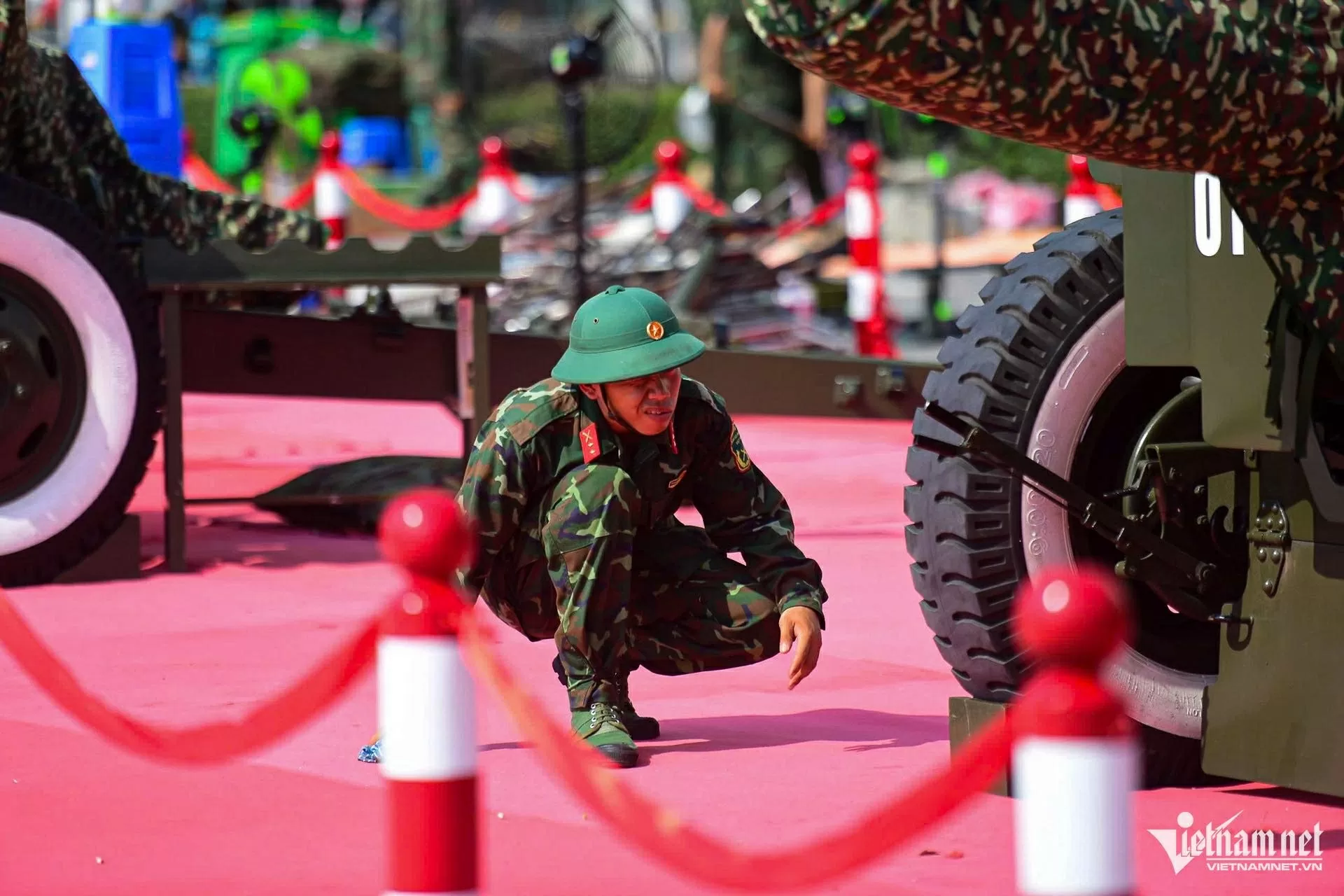 Ngắm dàn đại bác sẵn sàng đón đại lễ 50 năm Ngày Thống nhất đất nước tại bến Bạch Đằng