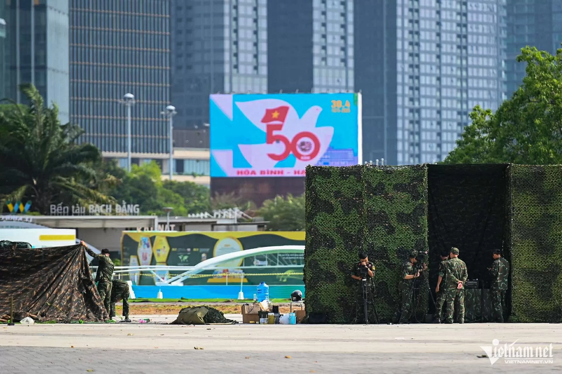 Dàn đại bác sẵn sàng đón đại lễ 30/4 tại bến Bạch Đằng Ngắm dàn đại bác sẵn sàng đón đại lễ 50 năm Ngày Thống nhất đất nước tại bến Bạch Đằng