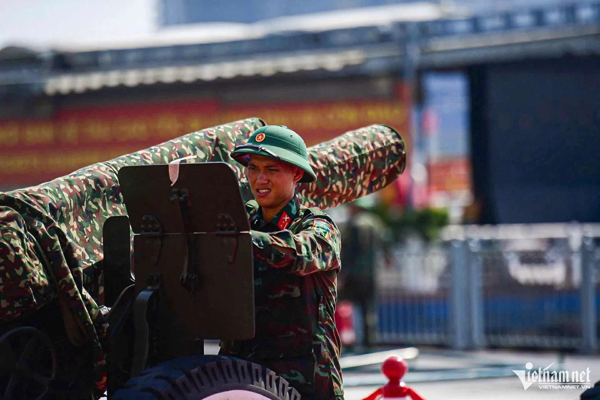 Dàn đại bác sẵn sàng đón đại lễ 30/4 tại bến Bạch Đằng Ngắm dàn đại bác sẵn sàng đón đại lễ 50 năm Ngày Thống nhất đất nước tại bến Bạch Đằng