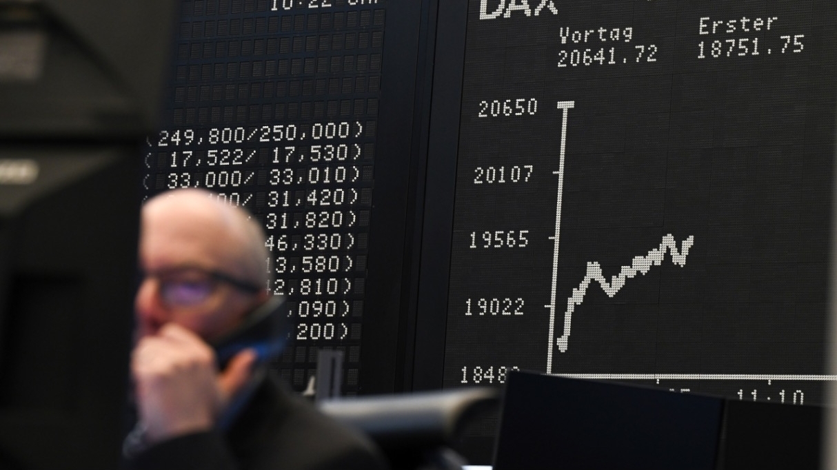 Thứ Hai hoảng loạn: Thị trường chứng khoán thế giới lại lao dốc khi ông Trump 'chơi' đòn thuế quan