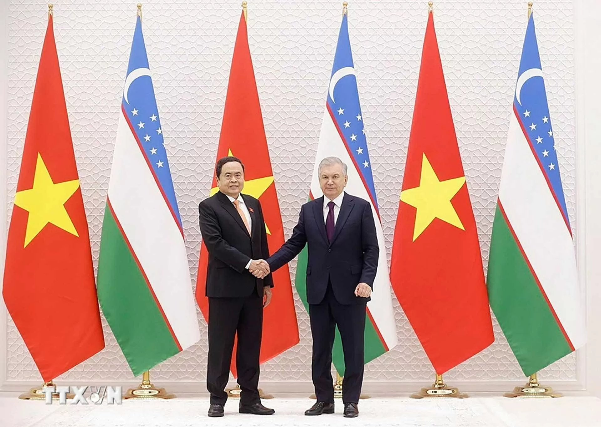 Chủ tịch Quốc hội Trần Thanh Mẫn hội kiến Tổng thống Uzbekistan Shavkat Mirziyoyev. (Nguồn: TTXVN) Chủ tịch Quốc hội Trần Thanh Mẫn hội kiến Tổng thống Uzbekistan Shavkat Mirziyoyev. (Nguồn: TTXVN)
