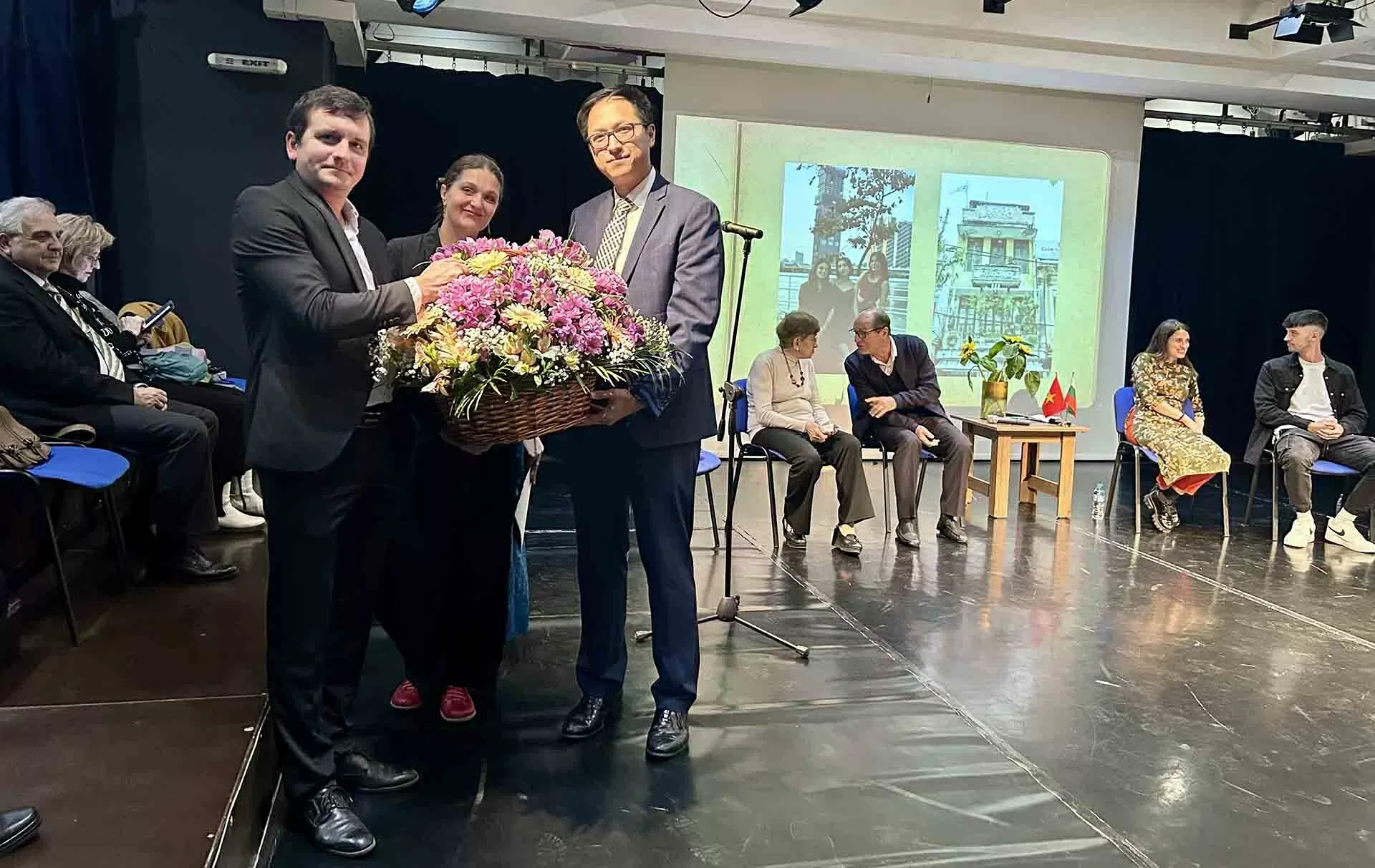 Tọa đàm và triển lãm ảnh tại Đại học Tổng hợp Sofia nhân kỷ niệm 75 năm quan hệ ngoại giao Việt Nam Bulgaria