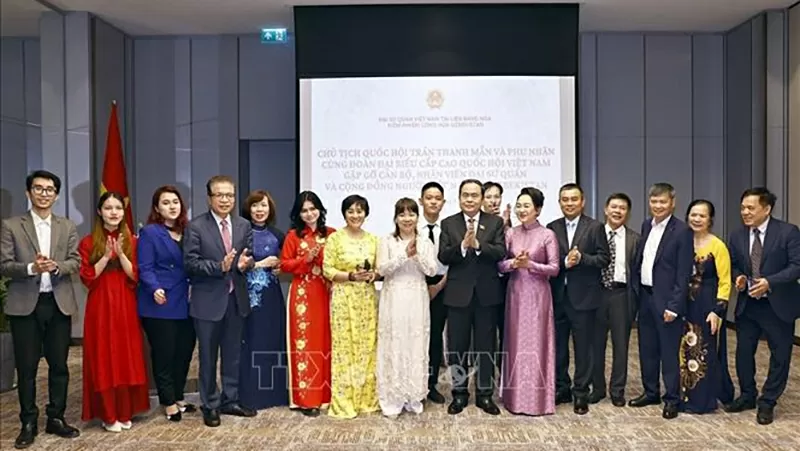 Chủ tịch Quốc hội Trần Thanh Mẫn gặp gỡ cộng đồng người Việt Nam tại Uzbekistan