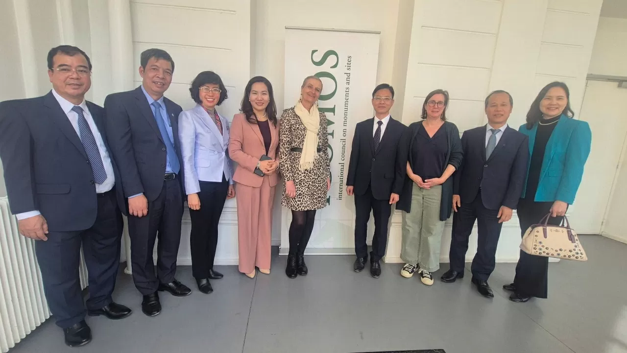 Thứ trưởng Ngoại giao Ngô Lê Văn và lãnh đạo Quảng Ninh, Bắc Giang, Hải Dương, Hà Nội gặp Tổng giám đốc Hội đồng quốc tế về Di tích và di chỉ (ICOMOS) Maria - Laure Lavenir. (Ảnh: Đoàn công tác)