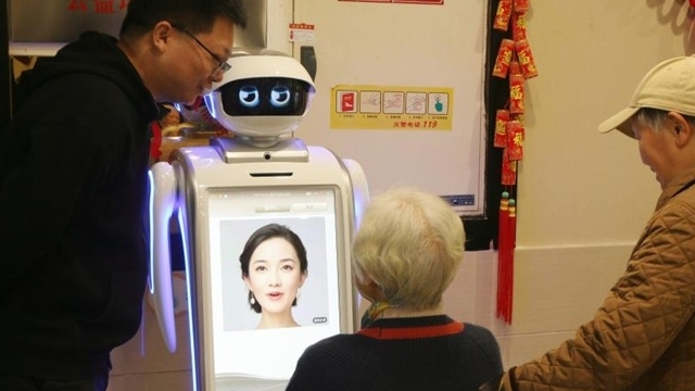 Trung Quốc: Robot cảm xúc chăm sóc người cao tuổi được khen hết lời
