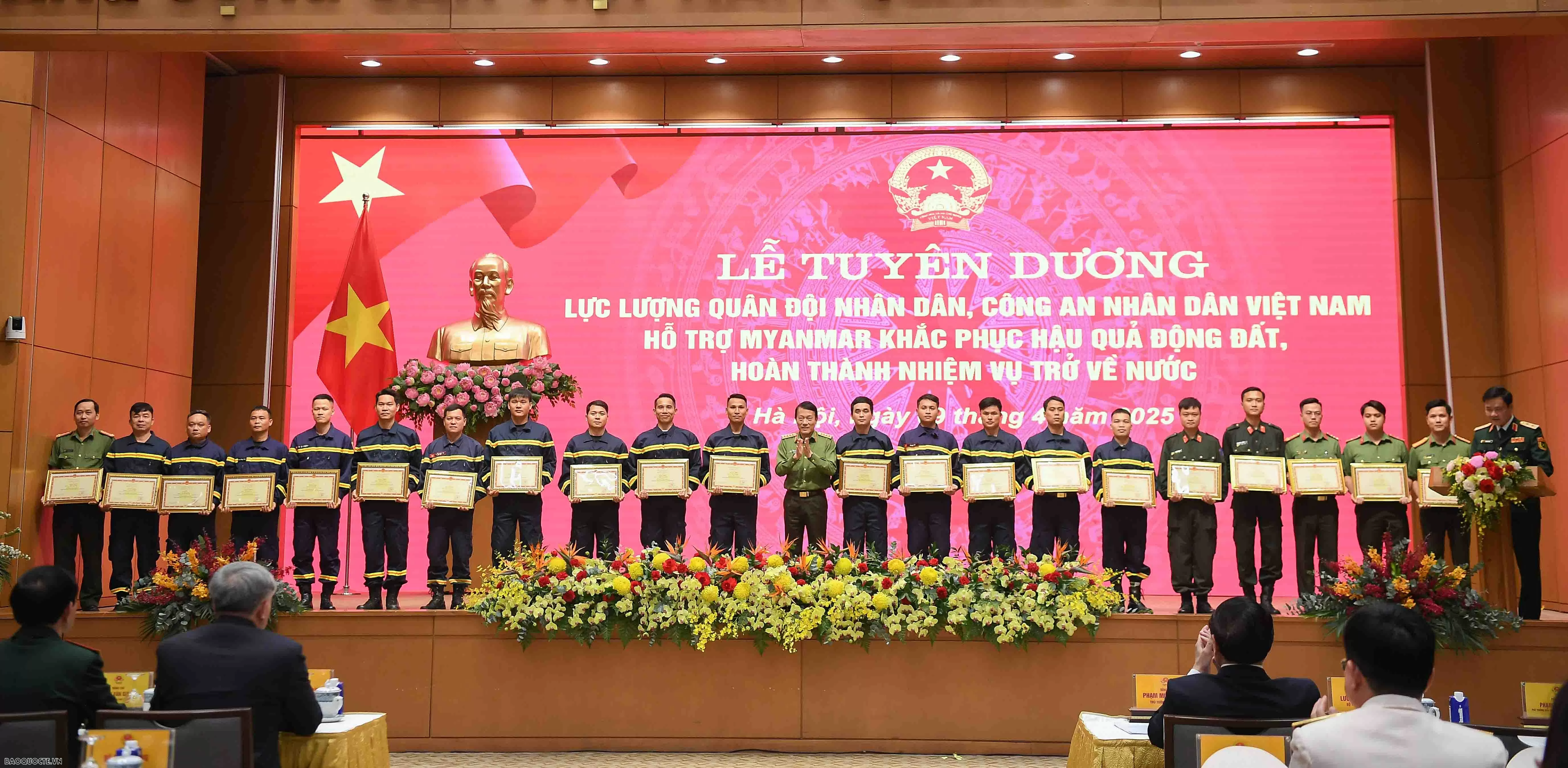 Bài 2: Hình ảnh đẹp của Công an nhân dân Việt Nam - Cứu người dân nước bạn như cứu người thân của mình Bài 2: Hình ảnh đẹp của Công an nhân dân Việt Nam - Cứu người dân nước bạn như cứu người thân của mình