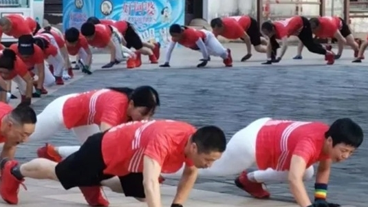 Người Trung Quốc ưa thích các bài tập thể dục kỳ lạ kéo dài tuổi thọ