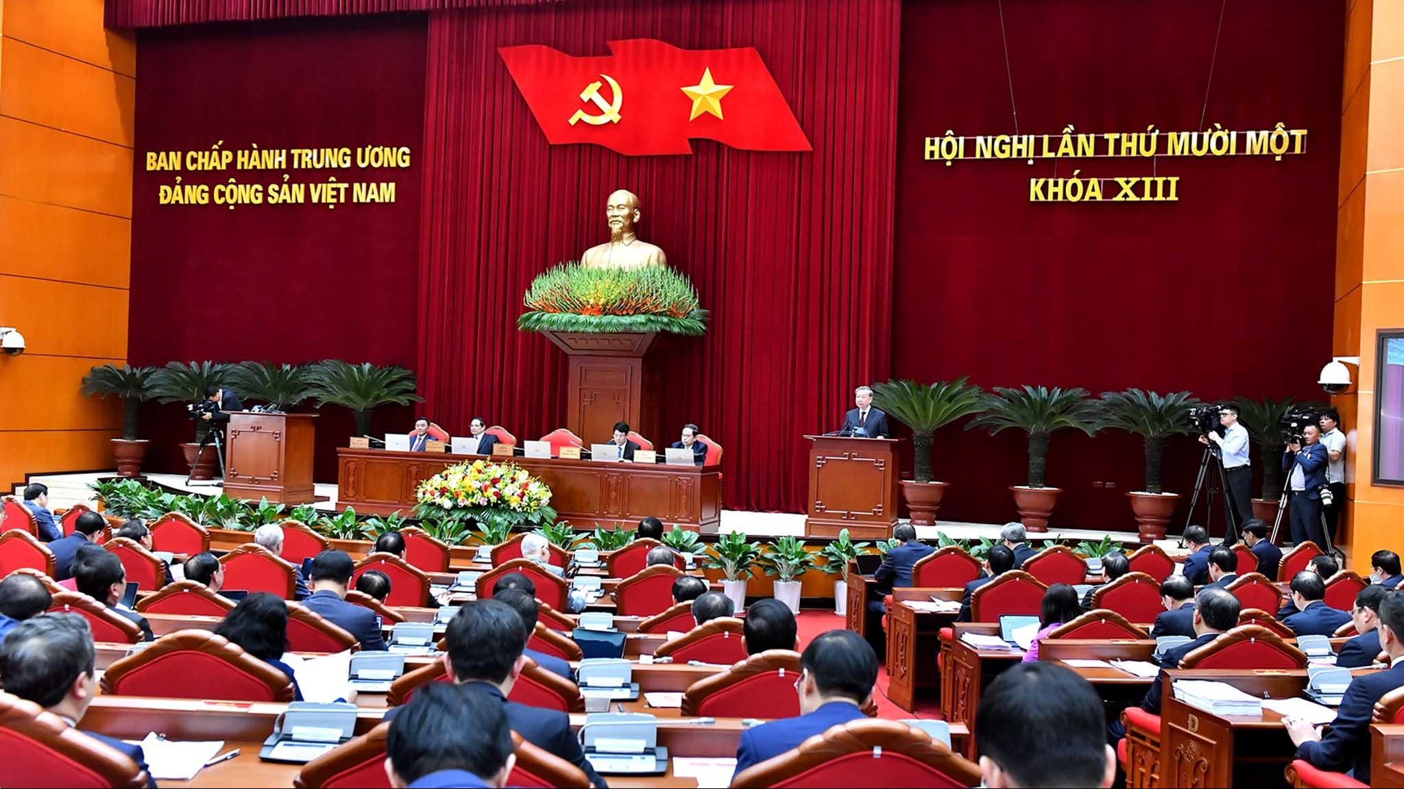 Thông cáo báo chí về ngày làm việc thứ nhất của Hội nghị Trung ương 11 khóa XIII