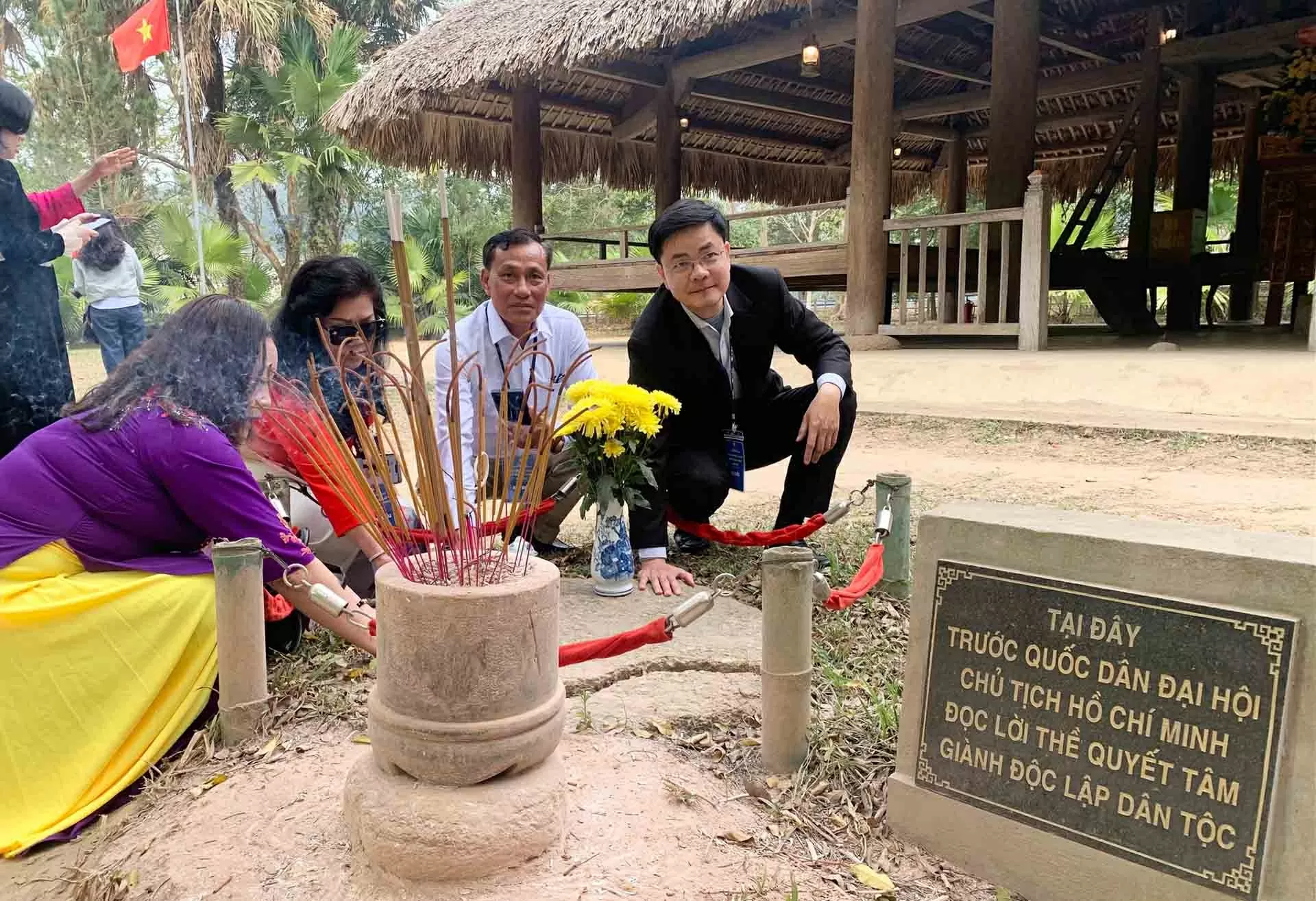 Tìm về cội nguồn dân tộc Tìm về cội nguồn dân tộc