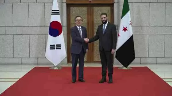 Ngoại trưởng Hàn Quốc Cho Tae-yul và người đồng cấp Asaad al-Shaibani về việc thiết lập quan hệ ngoại giao giữa hai nước. (Nguồn: KBS News) Ngoại trưởng Hàn Quốc Cho Tae-yul và người đồng cấp Asaad al-Shaibani về việc thiết lập quan hệ ngoại giao giữa hai nước. (Nguồn: KBS News)