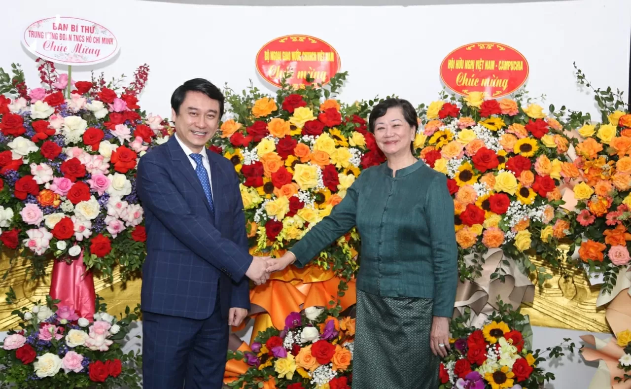 Thứ trưởng Lê Anh Tuấn gửi tới Đại sứ Chea Kimtha lời chúc mừng nồng nhiệt nhất. (Ảnh: Thành Long) Thứ trưởng Lê Anh Tuấn gửi tới Đại sứ Chea Kimtha lời chúc mừng nồng nhiệt nhất. (Ảnh: Thành Long)