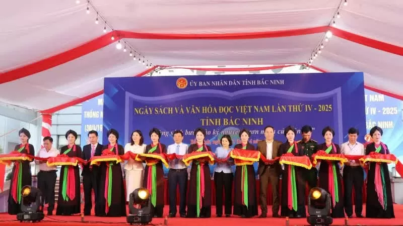 Các đại biểu cắt băng khai mạc Ngày sách và Văn hóa đọc Việt Nam lần thứ 4 tại Bắc Ninh.