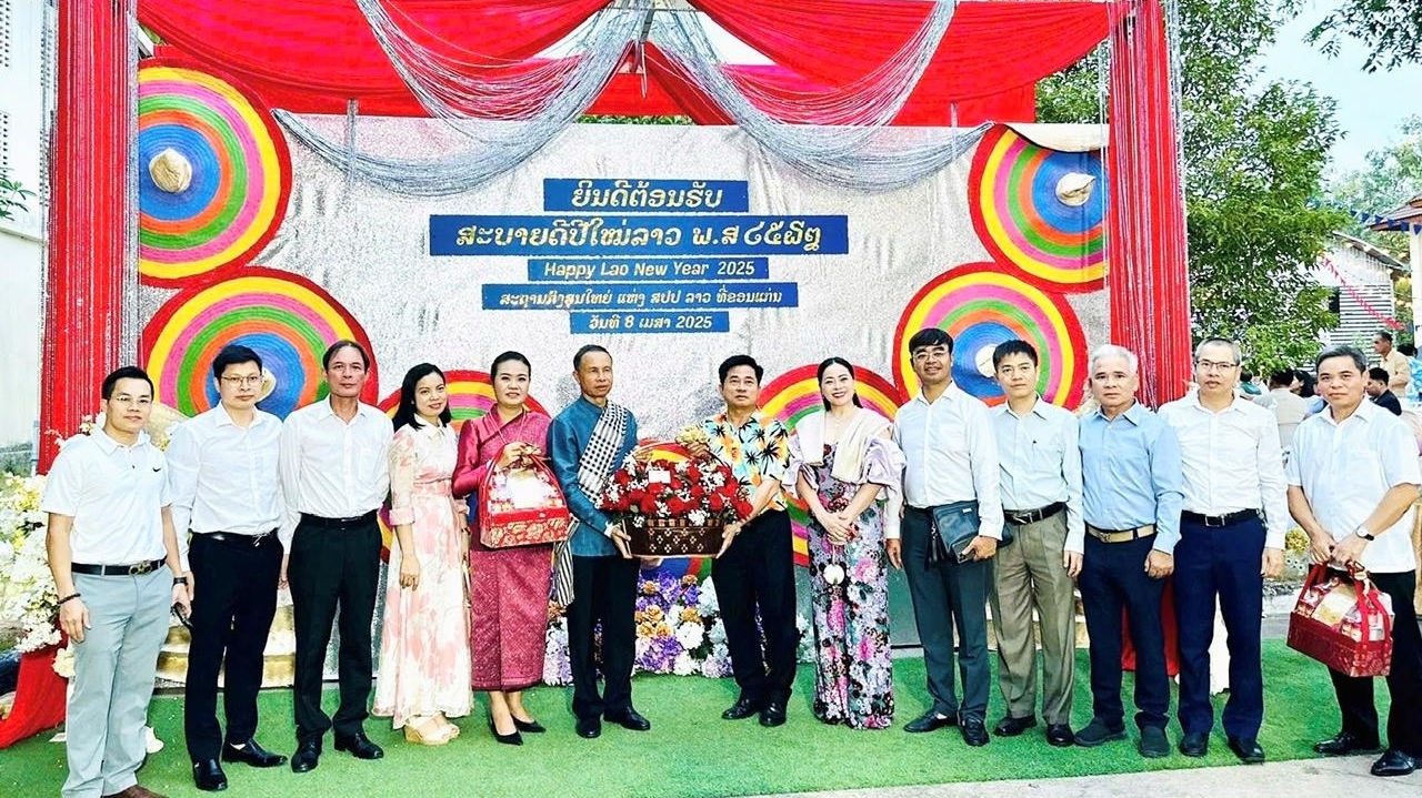 Tổng lãnh sự Việt Nam dự Tết cổ truyền Bunpimay của Lào và Songkran của Thái Lan