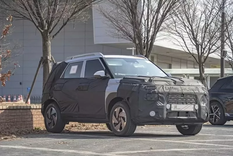 Phần đầu xe Venue thế hệ mới vuông vức hơn với cụm đèn pha chia đôi sắc nét