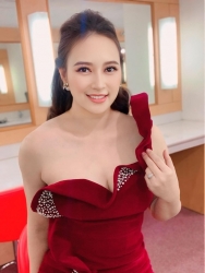 Sao Việt: Ca sĩ Khánh Linh mặc gợi cảm, Thu Quỳnh đăng ảnh thần thái