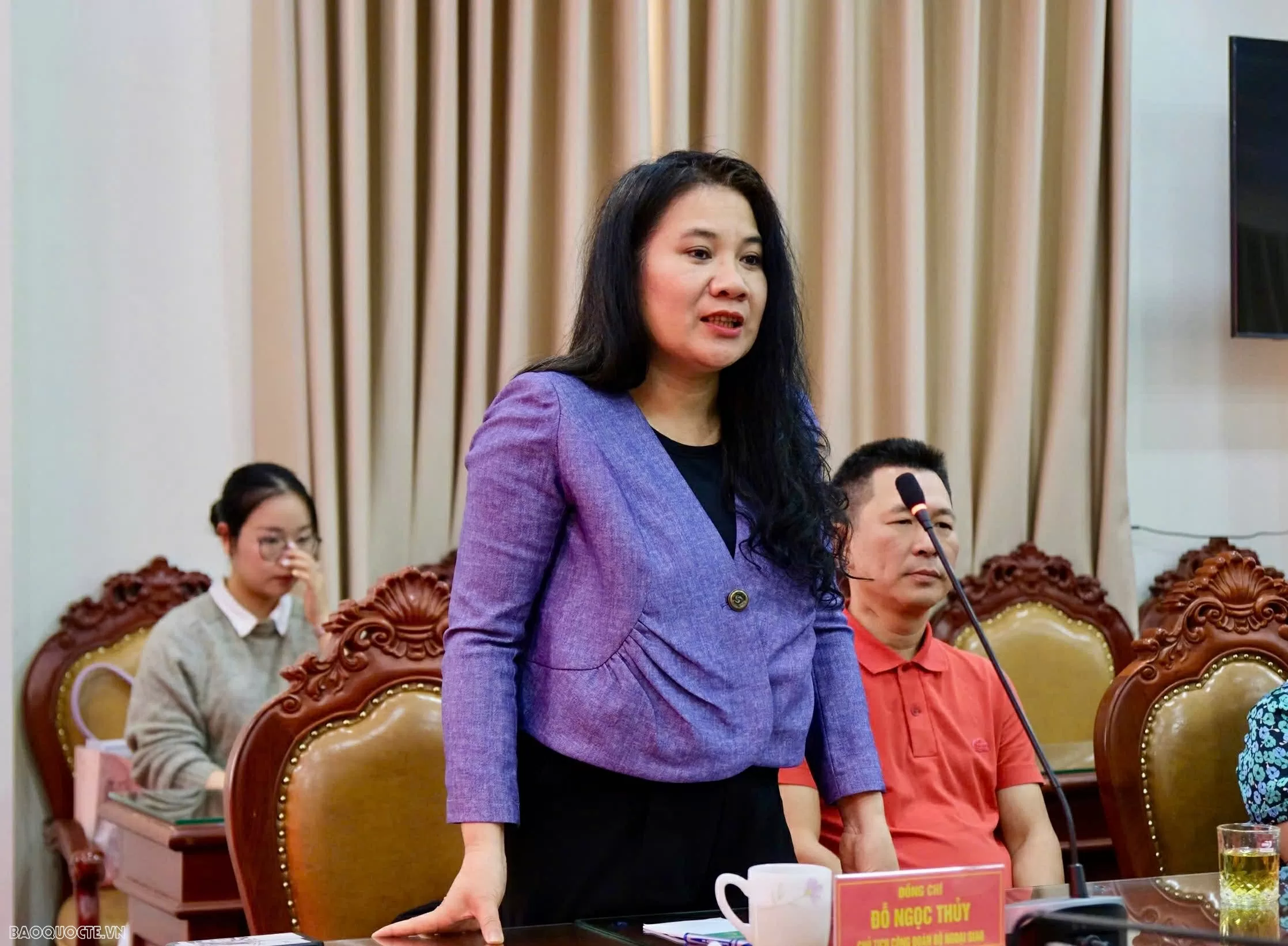 Chủ tịch Công đoàn Bộ Đỗ Ngọc Thuỷ nhấn mạnh, các thành viên trong đoàn đều mong muốn được tìm hiểu sâu hơn về truyền thống xây dựng, trưởng thành của lực lượng biên phòng địa phương và thực tiễn nhiệm vụ gìn giữ biên cương Tổ quốc của đơn vị. (Ảnh: Xuân Sơn)