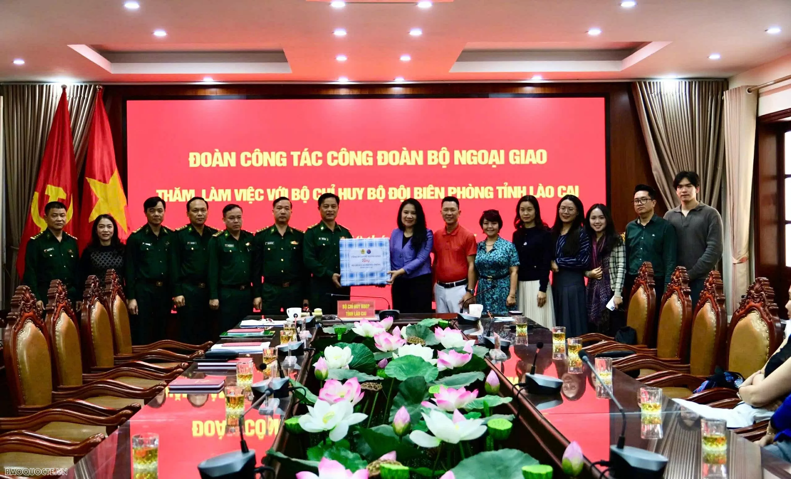 Đoàn trao tặng phần quà tri ân, động viên, tiếp thêm sức chiến đấu cho các cán bộ, chiến sĩ biên phòng Lào Cai thực hiện tốt nhiệm vụ gìn giữ biên cương Tổ quốc. (Ảnh: Xuân Sơn)