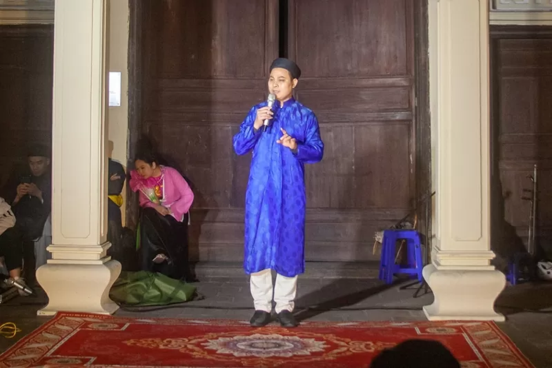 Nghệ sĩ Mã Hoàng Thanh biểu diễn tại Đình Kim Ngân.