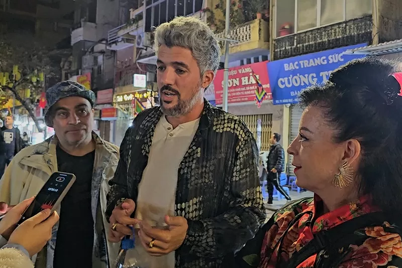 Ông David Regev Zaarur (giữa) chia sẻ về trải nghiệm thưởng thức màn trình diễn âm nhạc dân tộc của Việt Nam Ông David Regev Zaarur (giữa) chia sẻ về trải nghiệm thưởng thức màn trình diễn âm nhạc dân tộc của Việt Nam