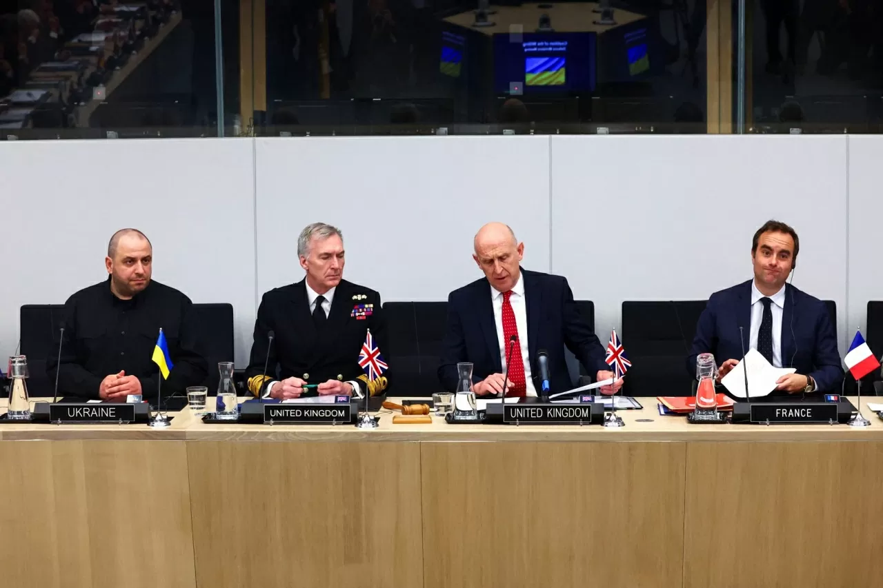 Các quan chức quốc phòng hành đầu của Anh, Pháp và Ukraine tại cuộc họp của 'liên minh tự nguyện' diễn ra ở trụ sở của NATO tại Brussels (Bỉ) ngày 10/4. 30 quốc gia đã cử đại diện tham dự cuộc họp do Pháp và Anh triệu tập này nhằm thảo luận việc triển kha