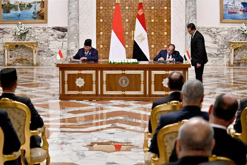 Tổng thống Indonesia Prabowo Subianto hội đàm với người đồng cấp nước chủ nhà Abdel-Fattah El-Sisi, trong đó hai bên nhất trí nâng cấp quan hệ song phương lên đối tác chiến lược, ngày 12/4/2025. (Nguồn: Ahram)