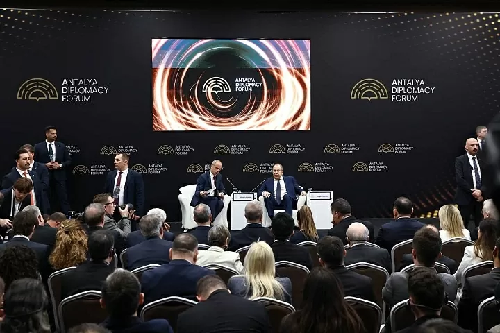 Bộ trưởng Ngoại giao Nga Sergei Lavrov trả lời các câu hỏi của giới truyền thông tại Diễn đàn Ngoại giao Antalya, Antalya, ngày 12/4. (Nguồn: Bộ Ngoại giao Nga)