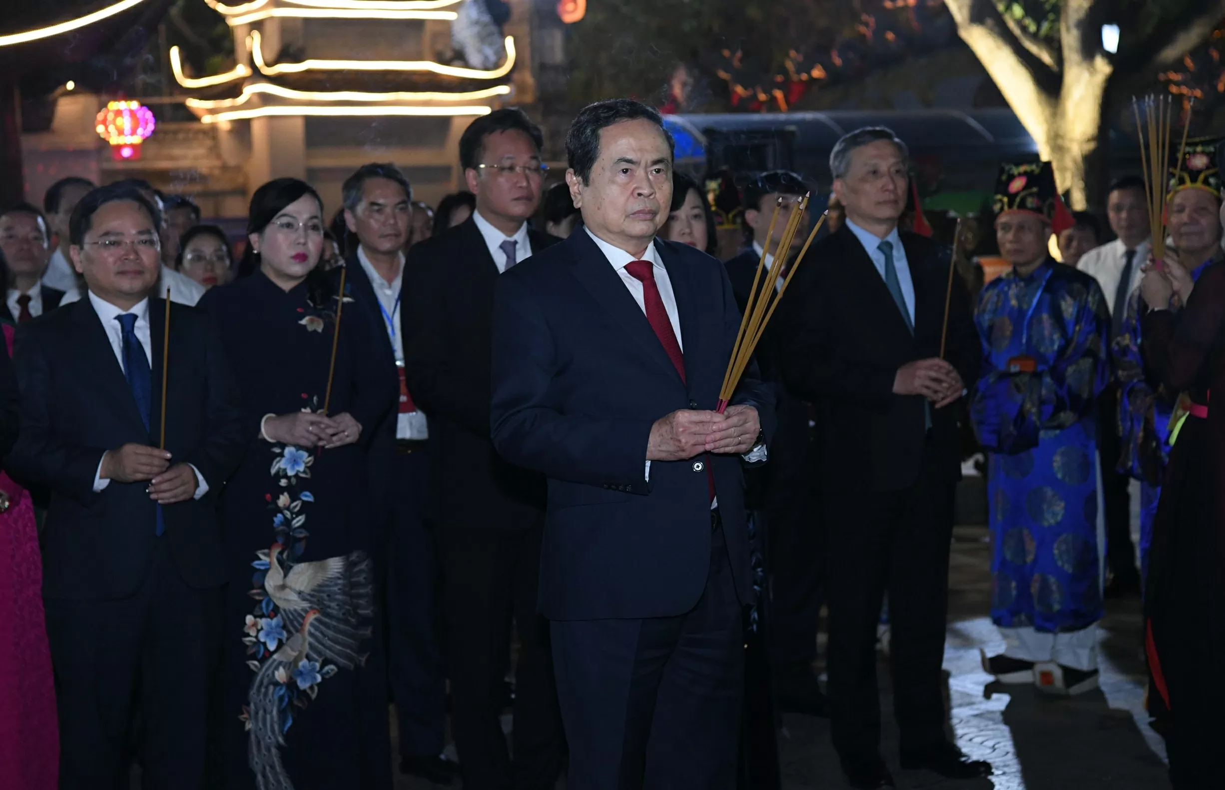 Chủ tịch Quốc hội Trần Thanh Mẫn và các đại biểu dâng hương tại Khu di tích Quốc gia đặc biệt Đền Đô Chủ tịch Quốc hội Trần Thanh Mẫn và các đại biểu dâng hương tại Khu di tích Quốc gia đặc biệt Đền Đô