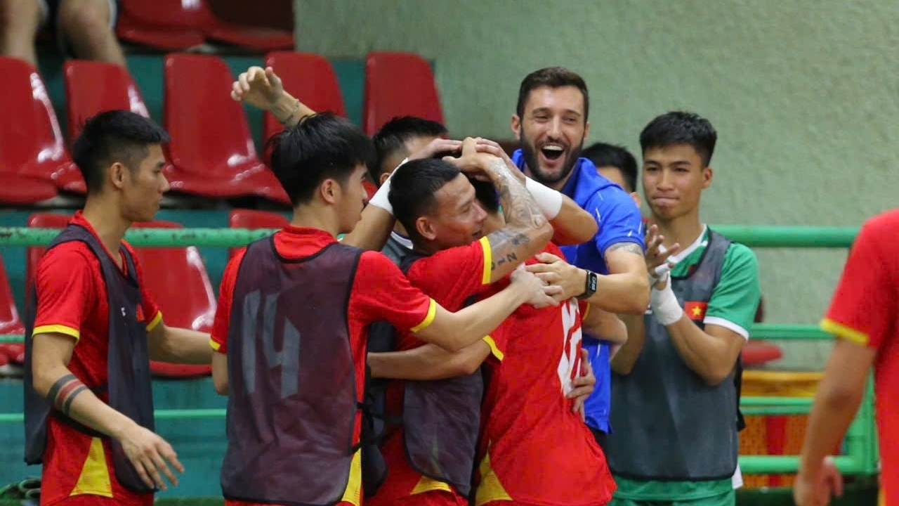 Tuyển futsal Việt Nam thắng chấn động đội hạng 7 thế giới Kazakhstan