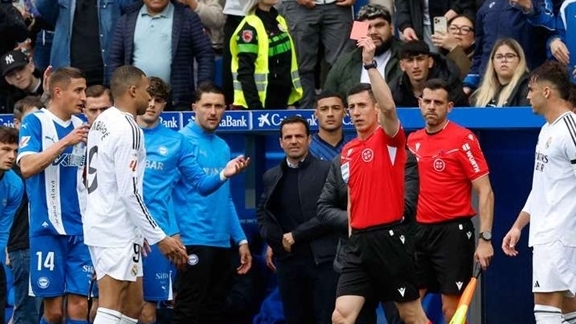 Phạm lỗi thô bạo chưa từng có trong sự nghiệp, Mbappe phải nhận thẻ đỏ