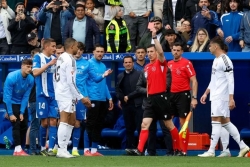 Phạm lỗi thô bạo chưa từng có trong sự nghiệp, Mbappe phải nhận thẻ đỏ