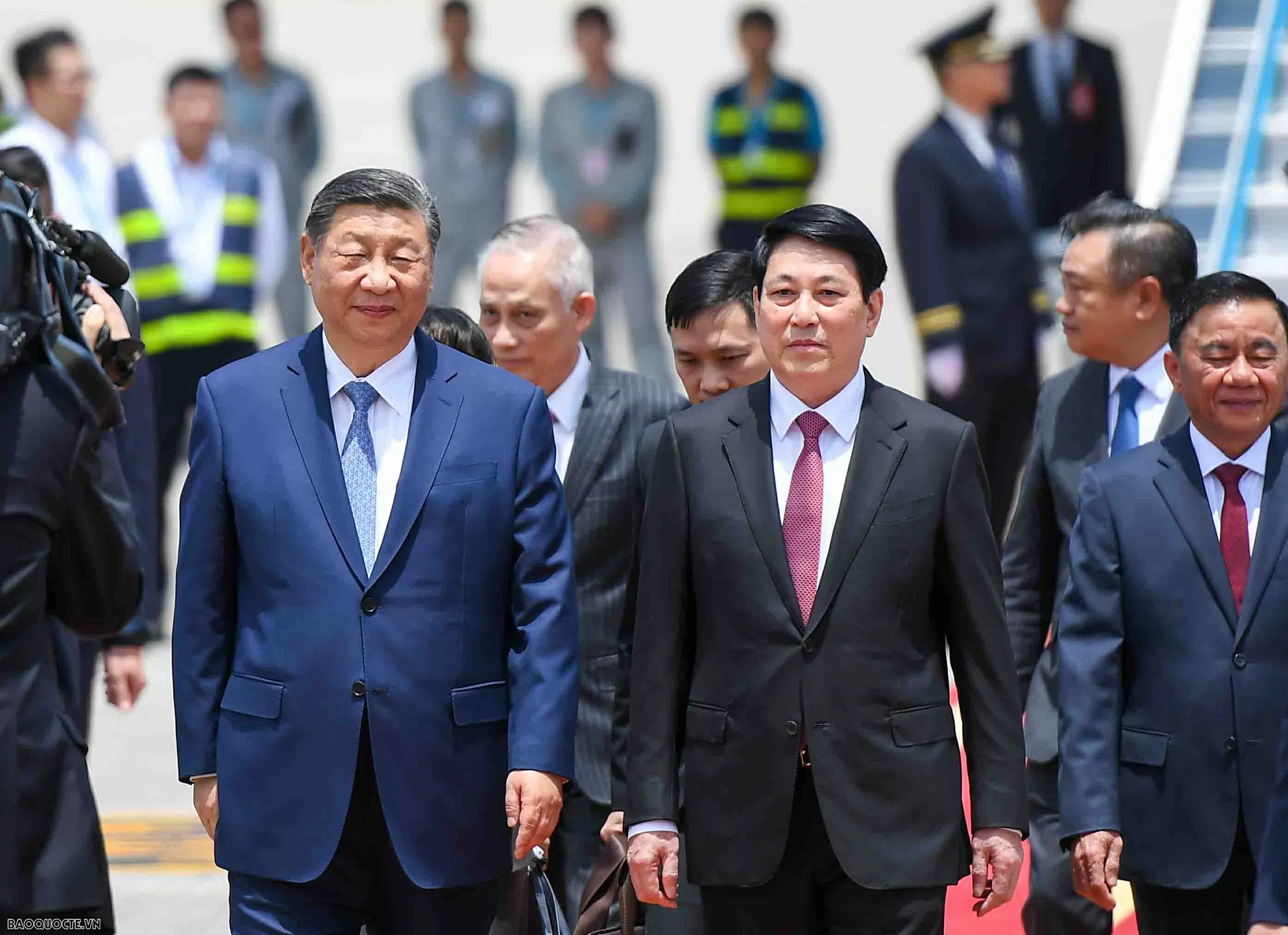 Chủ tịch nước Lương Cương ra sân bay đón Tổng Bí thư, Chủ tịch nước Trung Quốc Tập Cận Bình Chủ tịch nước Lương Cương ra sân bay đón Tổng Bí thư, Chủ tịch nước Trung Quốc Tập Cận Bình