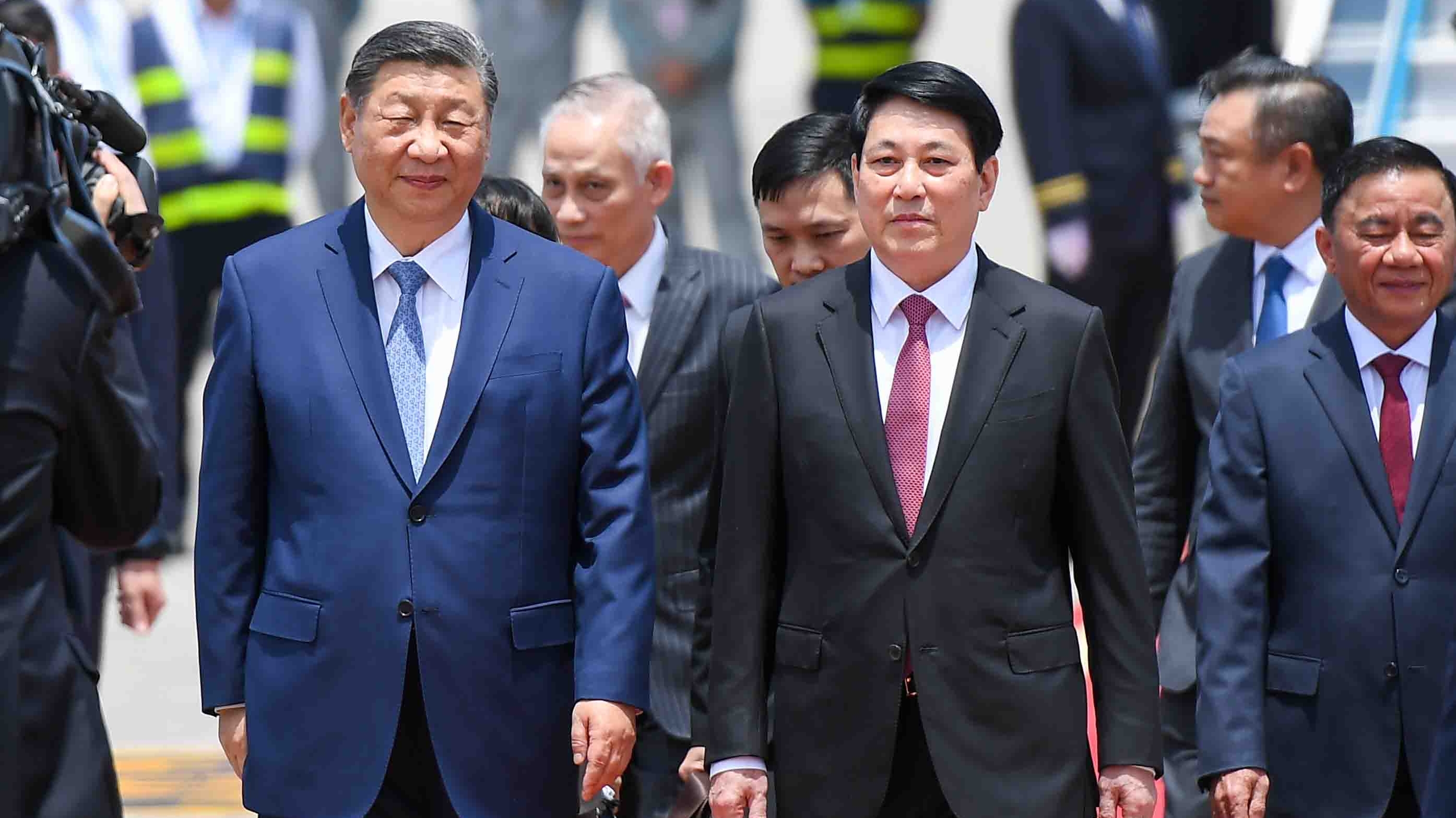 Chủ tịch nước Lương Cường ra sân bay đón Tổng Bí thư, Chủ tịch nước Trung Quốc Tập Cận Bình