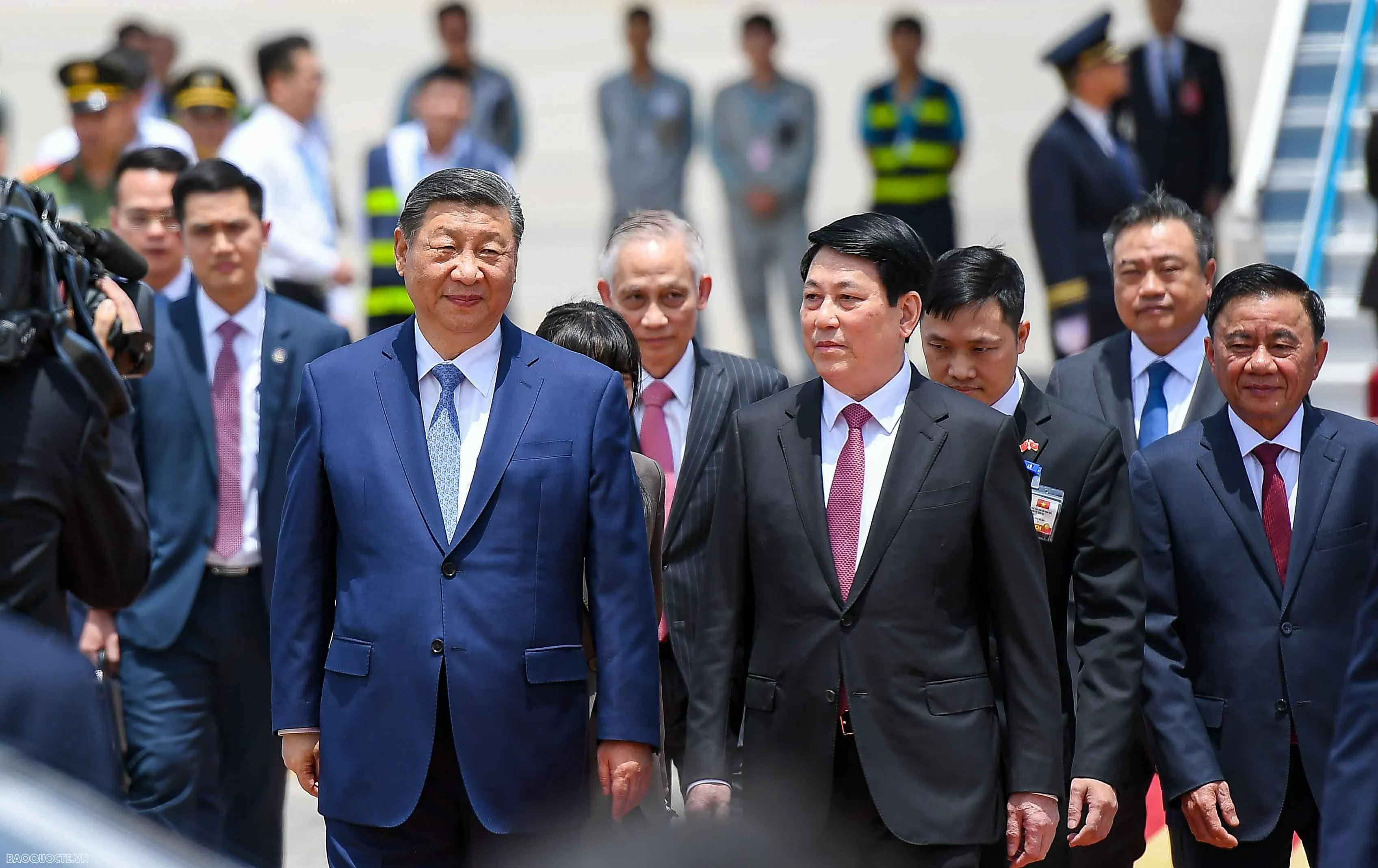 undefined Chủ tịch nước Lương Cương ra sân bay đón Tổng Bí thư, Chủ tịch nước Trung Quốc Tập Cận Bình