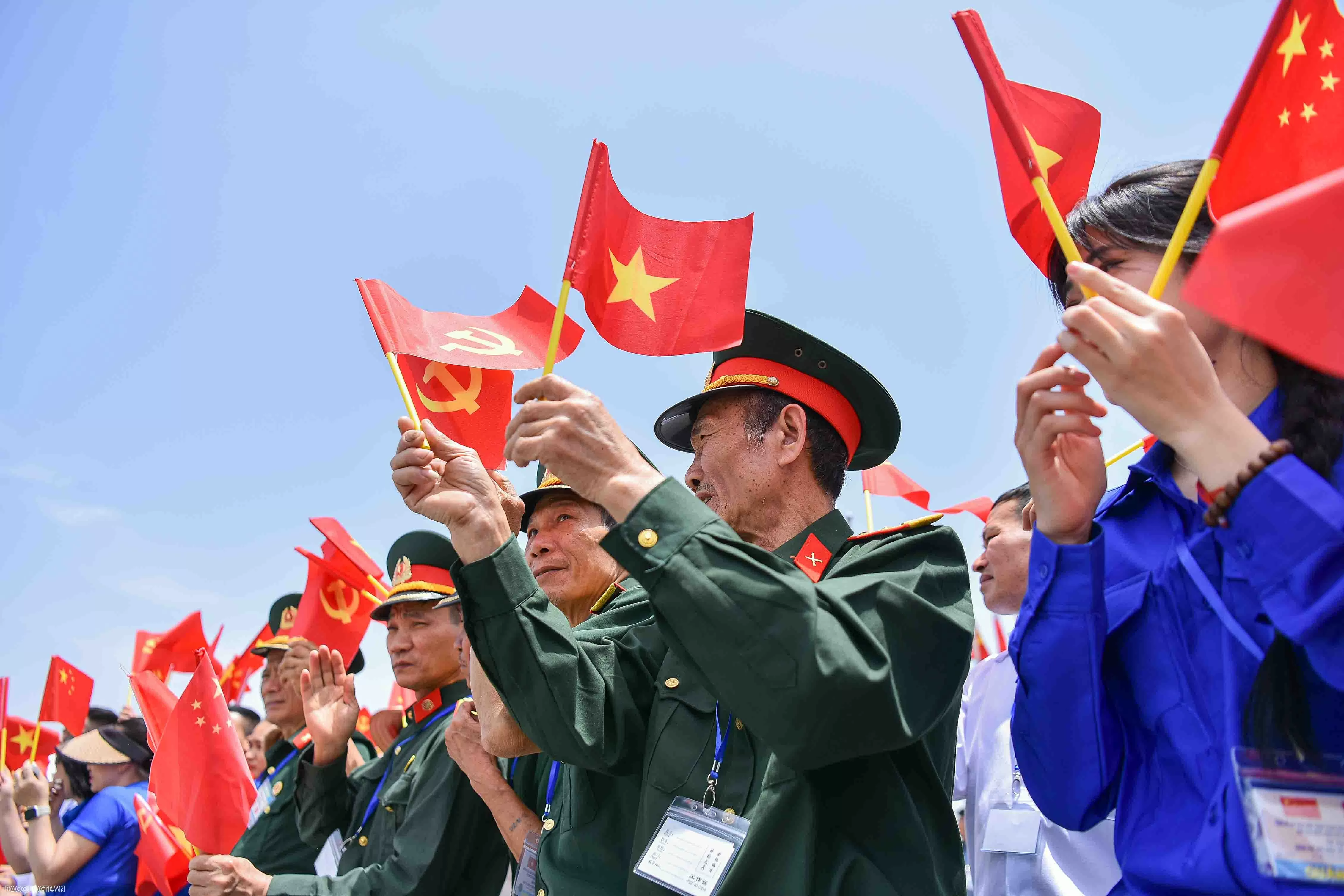 undefined Chủ tịch nước Lương Cương ra sân bay đón Tổng Bí thư, Chủ tịch nước Trung Quốc Tập Cận Bình