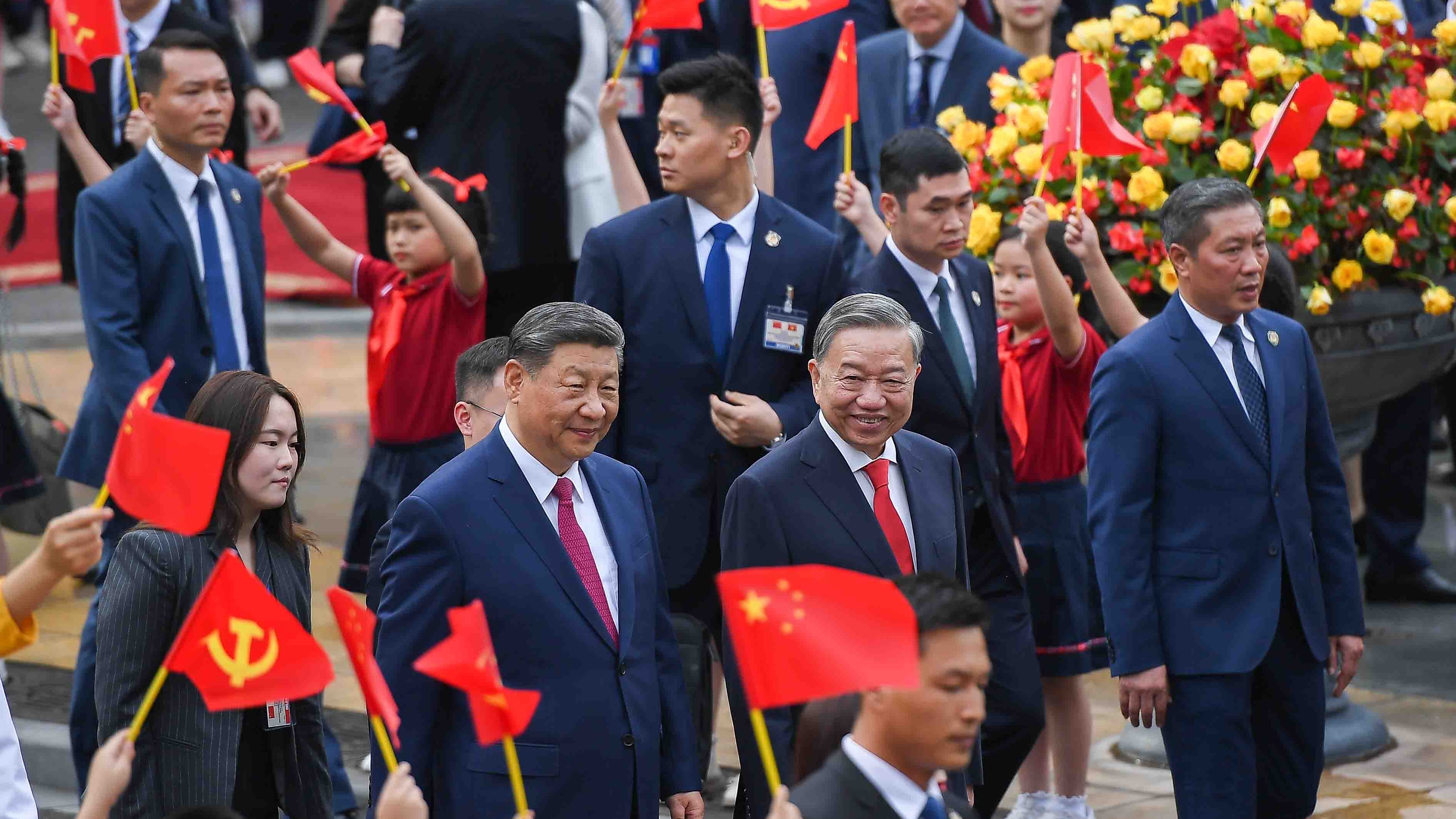 Đại bác rền vang chào đón Tổng Bí thư, Chủ tịch nước Tập Cận Bình thăm cấp Nhà nước tới Việt Nam