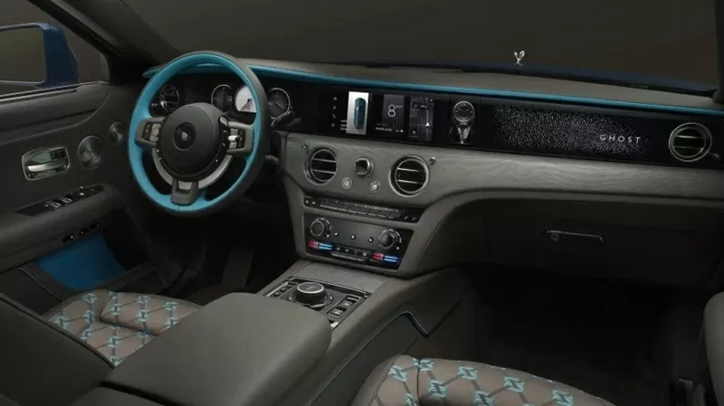 Cụm ba đồng hồ analog truyền thống đã được thay thế bằng bảng đồng hồ kỹ thuật số Cụm ba đồng hồ analog truyền thống đã được thay thế bằng bảng đồng hồ kỹ thuật số