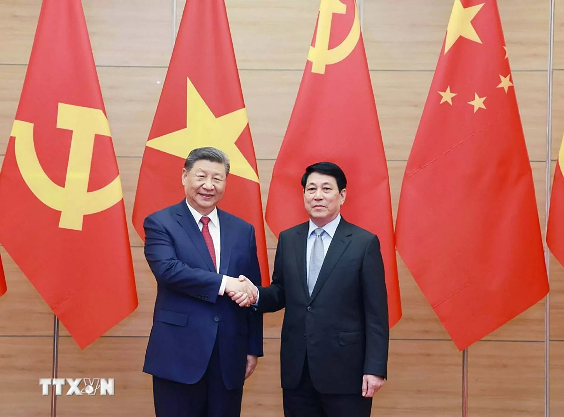 Chủ tịch nước Lương Cường và Tổng Bí thư, Chủ tịch nước Trung Quốc Tập Cận Bình chụp ảnh chung. (Nguồn: TTXVN) Chủ tịch nước Lương Cường và Tổng Bí thư, Chủ tịch nước Trung Quốc Tập Cận Bình chụp ảnh chung. (Nguồn: TTXVN)