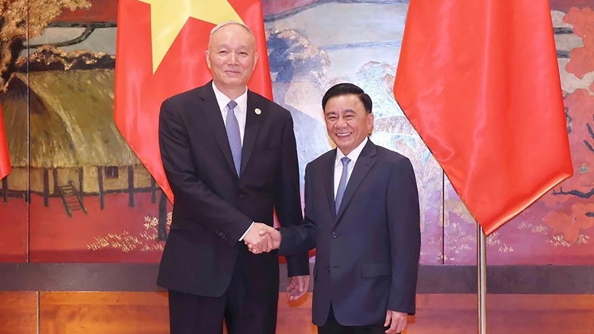 Thường trực Ban Bí thư Trần Cẩm Tú hội đàm với Bí thư Ban Bí thư, Chánh Văn phòng Trung ương Đảng Cộng sản Trung Quốc Thái Kỳ